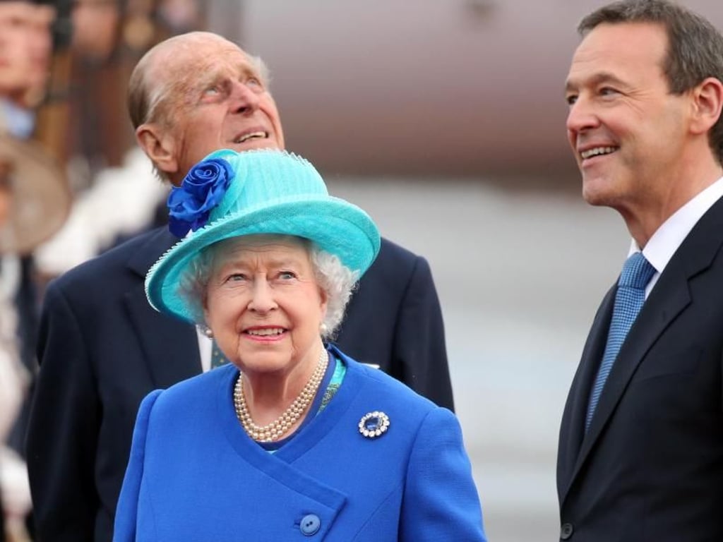 Prinz Philip und der bange Blick zum Himmel. Den ganzen Tag über hat es in Berlin geregnet. Foto: Kay Nietfeld