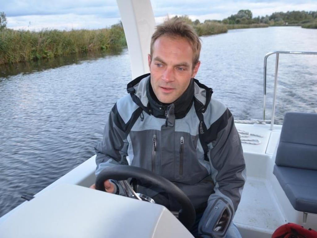 Ingo Ernst bietet Touren auf der Peene mit dem Solarboot an. Foto: Andreas Heimann/dpa