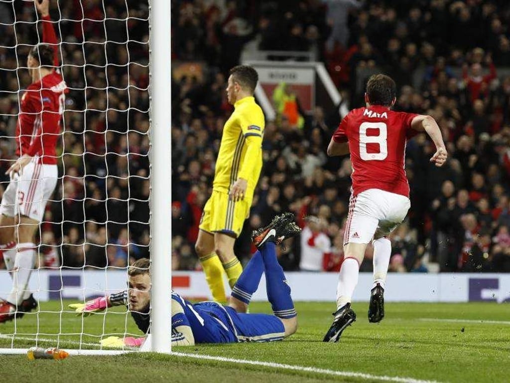 Man Uniteds Juan Mata (8) hat den Treffer zum 1:0 erzielt. Neben ihm liegt Rostows Torwart Medwedew am Boden. Foto: Martin Rickett