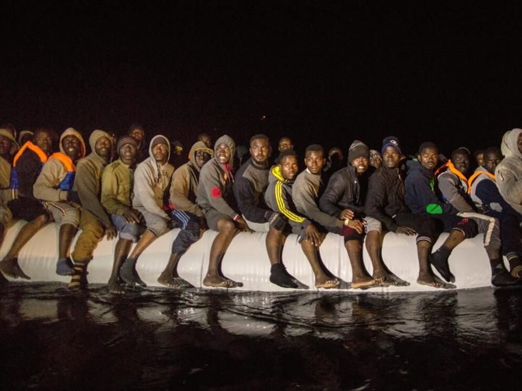 Start ins Ungewisse: Flüchtlinge verlassen in einem überfüllten Schlauchboot gerade das libysche Territorium. Foto: Santi Palacios