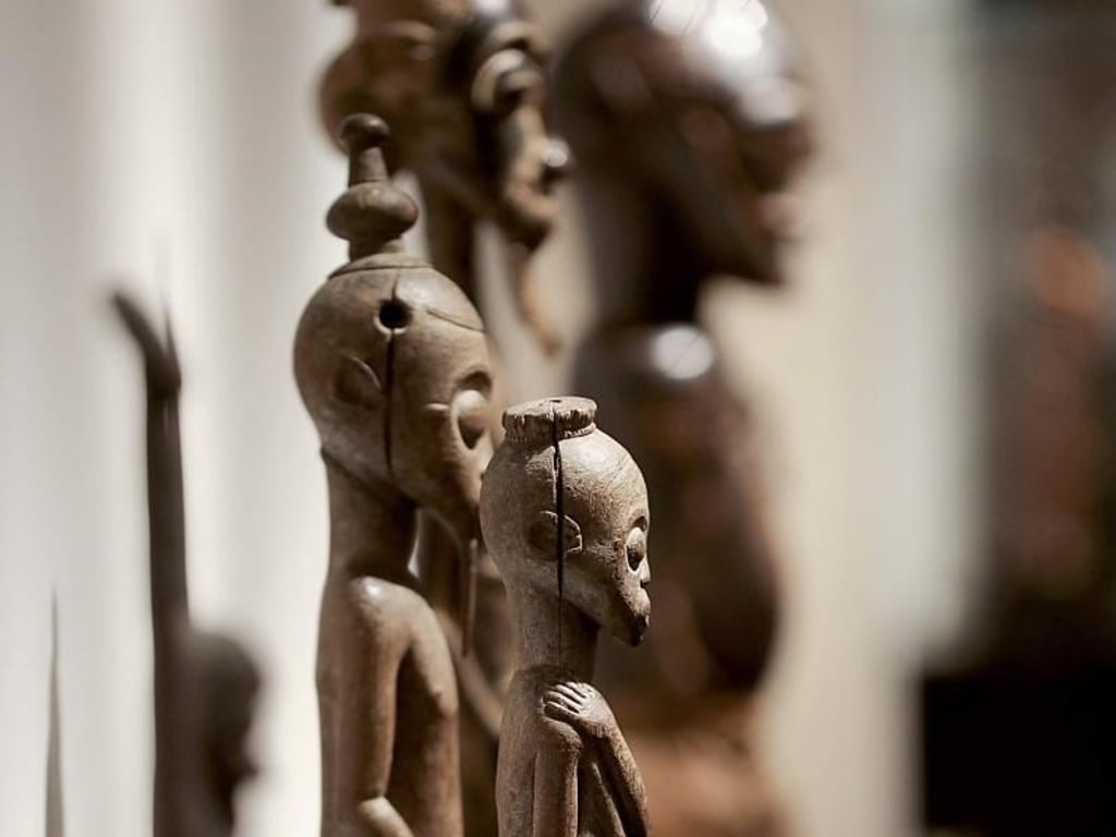 Afrikanische Figuren auf der Kunstmesse TEFAF in Maastricht. Foto: Oliver Berg