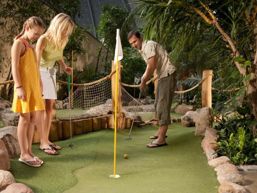 Mehr als Badespaß: Im Tropical Islands kann man auch minigolfen. Foto: Tropical Islands