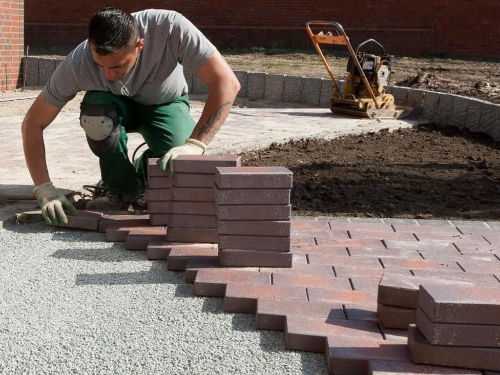 Fachgerecht angelegte Gartenwege halten mehrere Jahrzehnte - vorausgesetzt, sie haben einen stabilen Unterbau. Foto: Kai Remmers