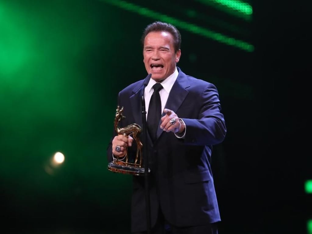 Arnold Schwarzenegger bedankt sich für seinen Bambi, den er für sein Engagement gegen die Erderwärmung erhielt. Foto: Jörg Carstensen