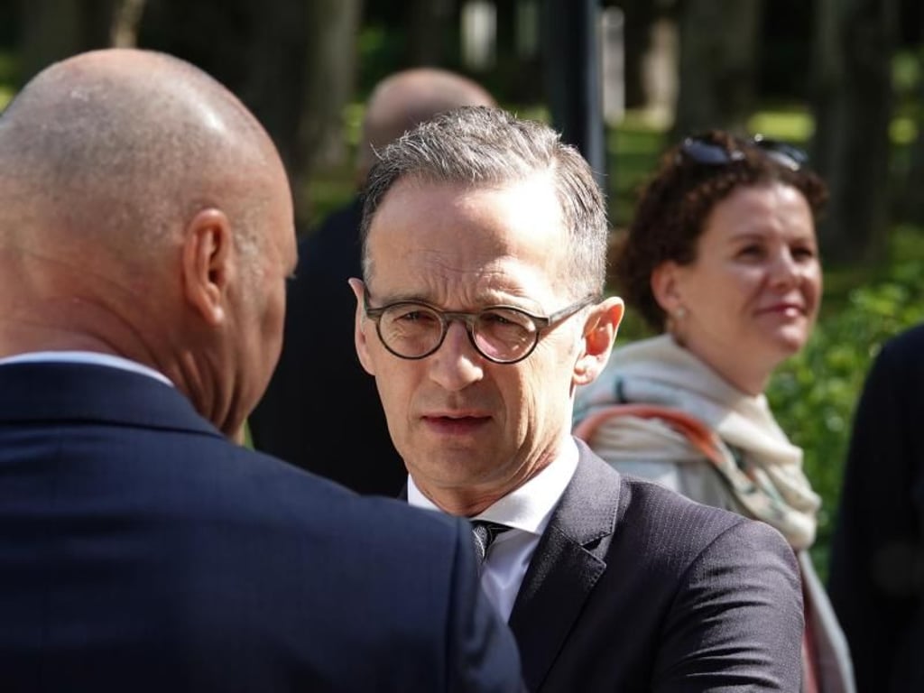 Der deutsche Außenminister Heiko Maas unterhält sich mit Michael Klor-Berchtold, dem deutschen Botschafter im Iran. Foto: Michael Fischer