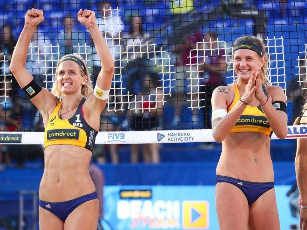Laura Ludwig (l) und Margareta Kozuch feiern ihren Sieg über das US-Duo auf dem Center Court. Foto: Christian Charisius
