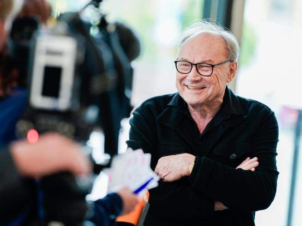 Klaus Maria Brandauer geht gut gelaunt in die Proben. Foto: Uwe Anspach