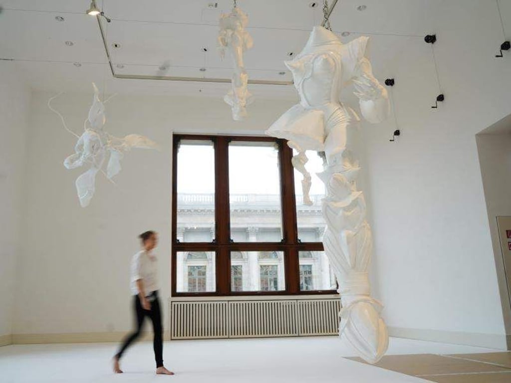 Sogenannte «Cyborgs» der südkoreanischen Künstlerin Lee Bul. Foto: Jörg Carstensen