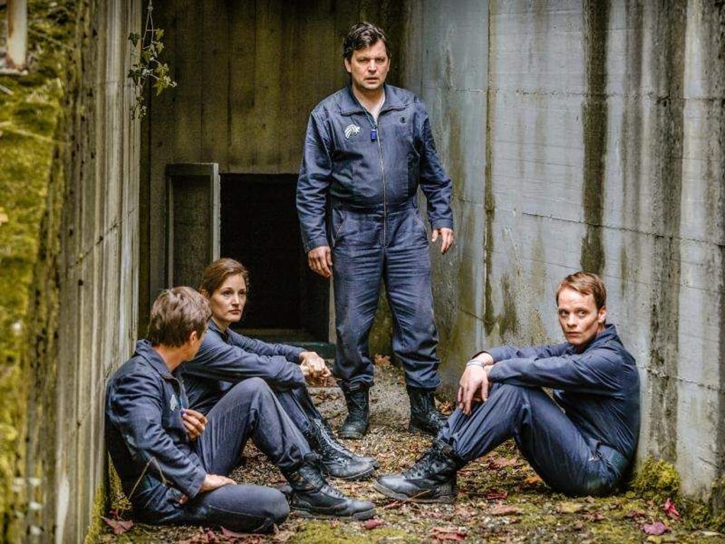 Frederik Schopner (Volker Bruch, l-r), Yvonne von Geseke (Vicky Krieps), Marco Kretsch (Sascha Gersak) und Michel Grandier (Stefan Konarske) .Foto: Wild Bunch Germany