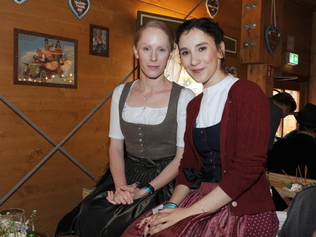 Auftakt zum Oktoberfest: Die Schauspielerinnen Susanne Wuest (l) und Sibel Kekilli feiern im Schützenzelt. Foto: Sibel Kekilli