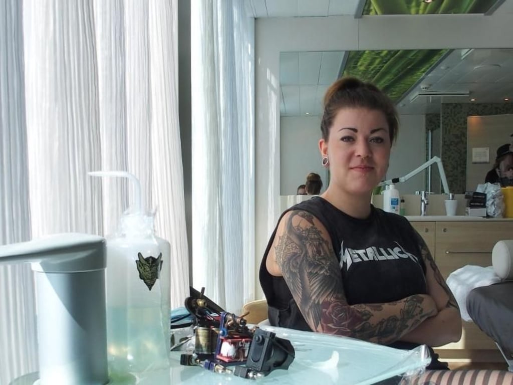 Tätowiererin Catharina arbeitet eigentlich in Deutschlands ältester Tätowierstube auf Sankt Pauli - auf der Full Metal Cruise verzeirt sie auch bei leichtem Seegang mit ruhiger Hand die Passagiere. Foto: Peggy Günther