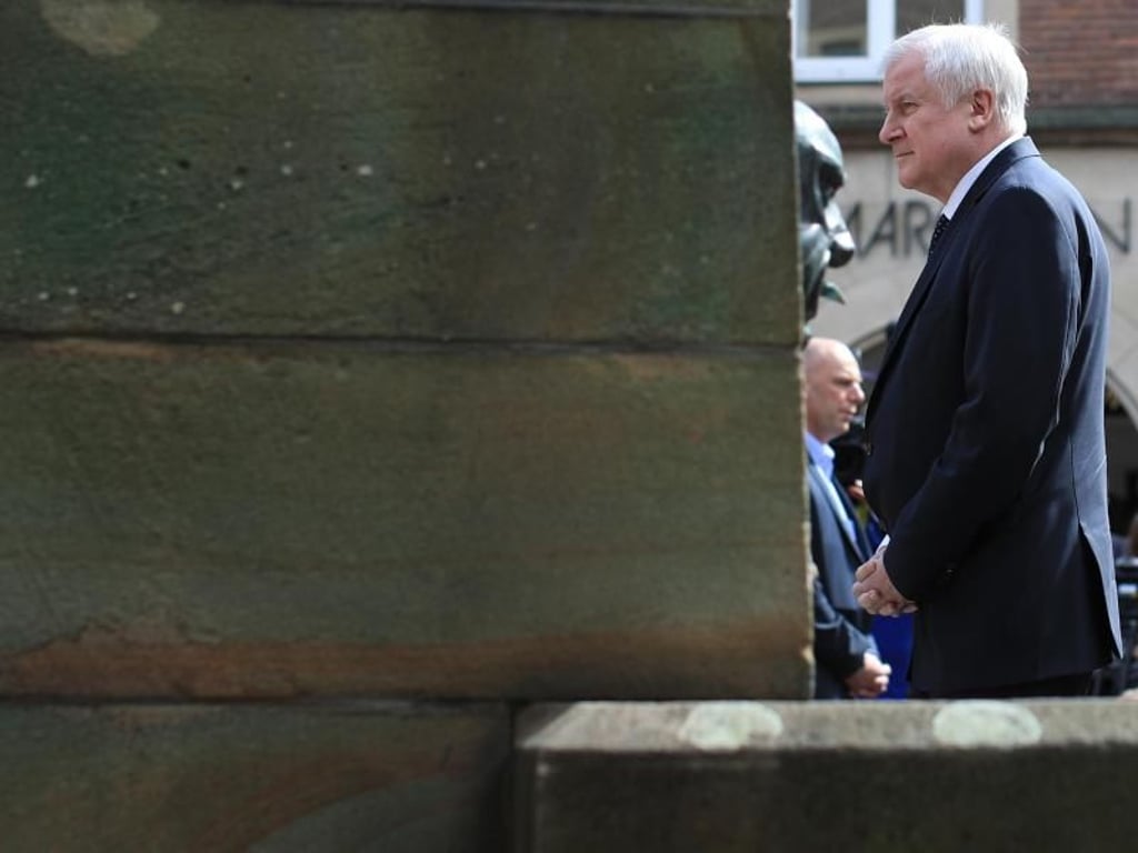 Bundesinnenminister Horst Seehofer neben dem Brunnen an der Gaststätte «Großer Kiepenkerl» in der Altstadt von Münster. Foto: Marcel Kusch