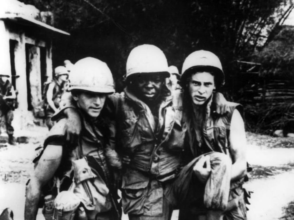 Ein verletzter US-Soldat, der sich selber in den Fuß geschossen haben soll, wird in My Lai zum Hubschrauber gebracht. Foto: UPI