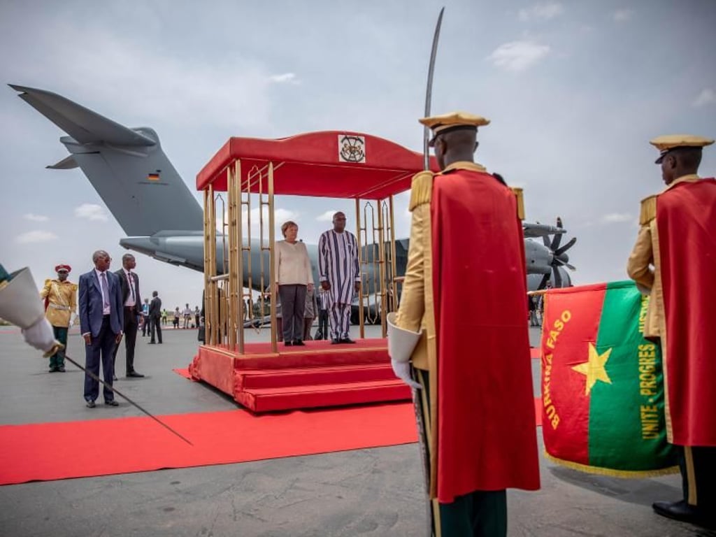 Angela Merkel wird am Flughafen von Ouagadougou in Burkina Faso verabschiedet. Foto: Michael Kappeler