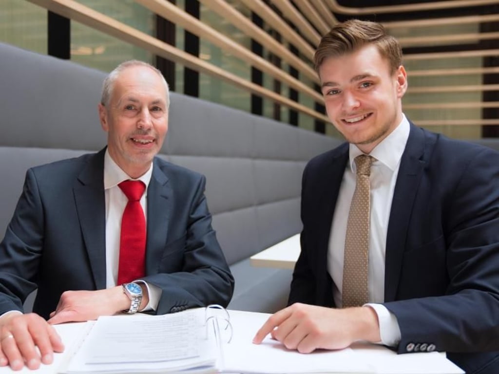 Ex-Azubi Florian Schürmann (r) mit Ausbildungsleiter Stephan Glatthor. Noch immer hat die Sparkasse Bielefeld zahlreiche Bewerber für jeden Ausbildungsplatz. Ein Selbstläufer ist die Nachwuchsarbeit aber nicht mehr. Foto: Jens Flachmann/Sparkasse Bielefeld