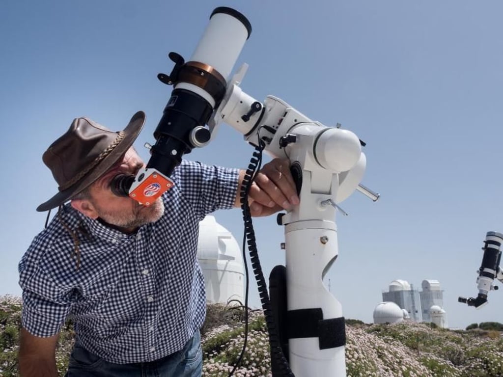 Miquel Serra-Riquart, Leiter der Sternwarte auf Teneriffa, schaut durch ein Sonnenteleskop - der Astrophysiker kennt den Himmel über der Insel wie kaum jemand sonst. Foto: Andrea Drouve