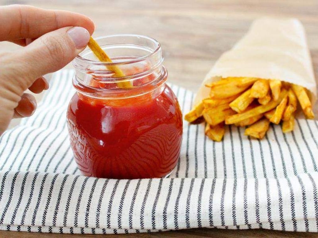 Ein bisschen süß darf Ketchup schmecken: Vanessa von Hilchen verwendet dafür Ahornsirup statt weißen Zucker. Foto: Vanessa von Hilchen/Gräfe und Unzer