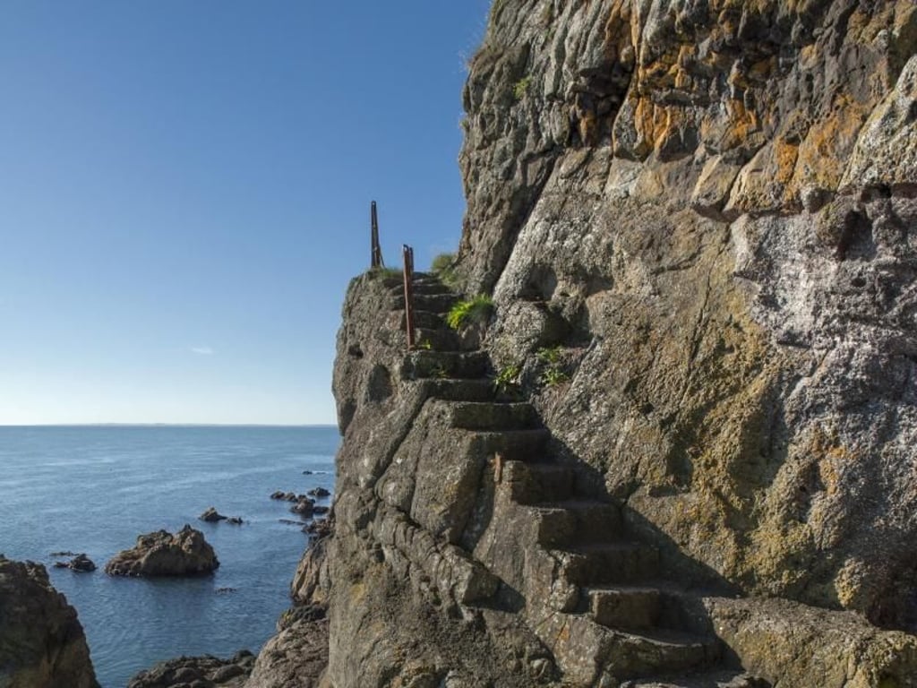 Nichts für Couch Potatoes: Auf dem Klippenpfad The Gobbins sind mehr als 1000 Stufen zu überwinden. Foto: Arthur Ward/Tourism Ireland