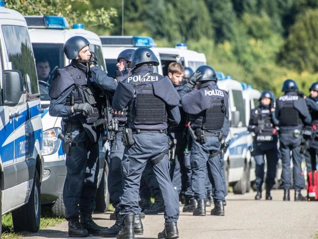 Polizisten beim Einsatz in Villingendorf. Foto: Sven Friebe