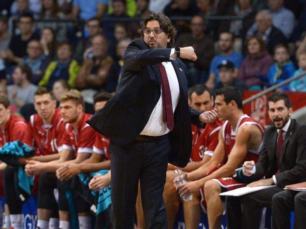 Die Brose Baskets Bamberg verlängern mit Trainer Andrea Trinchieri (M). Foto: Peter Steffen