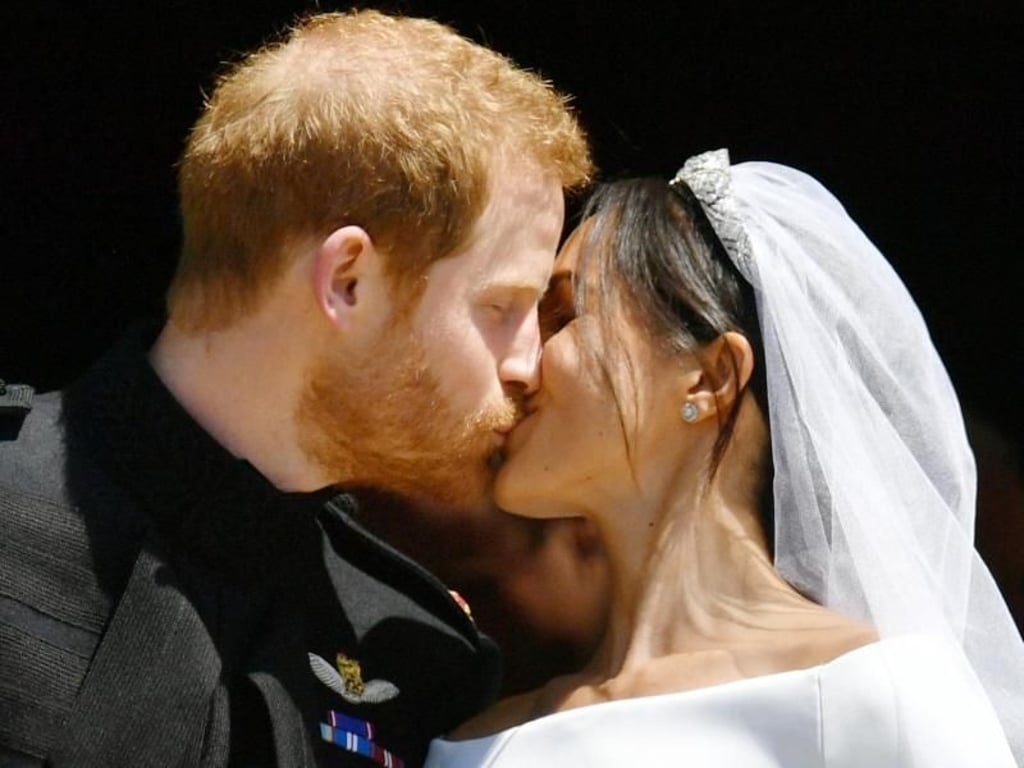 Kurz nach ihrer Hochzeit in Windsor haben sich Prinz Harry und seine Frau Meghan auf der Treppe der Kapelle einen kurzen Kuss gegeben. Er dauerte etwa eineinhalb Sekunden, ähnlich wie bei der Hochzeit seines Bruders Prinz William und Herzogin Kate vor sieben Jahren. Foto: Ben Birchall/PA Wire