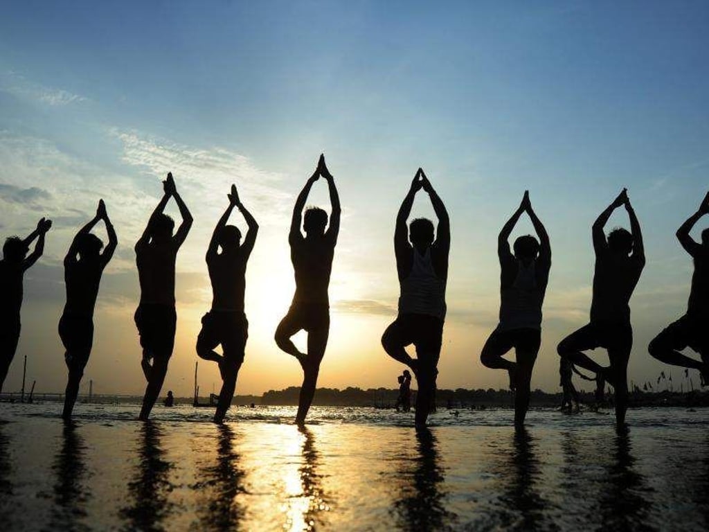 Auch im Wasser kann man beim Yoga entspannen. Foto: Prabhat Kumar Verma/ZUMA Wire
