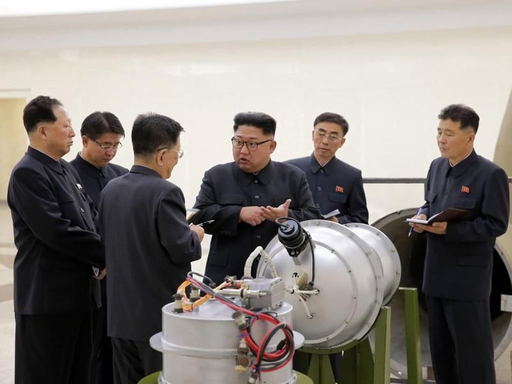 Nordkoreas Staatschef Kim Jong Un neben einem Sprengkopf. Foto: KCNA/Archiv