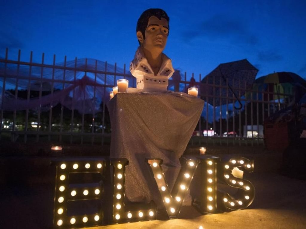 Ein Denkmal für Elvis Presley in Graceland, seinem einstigen Anwesen in Memphis, Tennessee. Foto: Brandon Dill