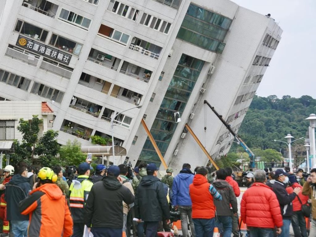 Schaulustige haben sich in Hualien vor dem nun schief stehenden Yuntsui Building versammelt. Foto: kyodo