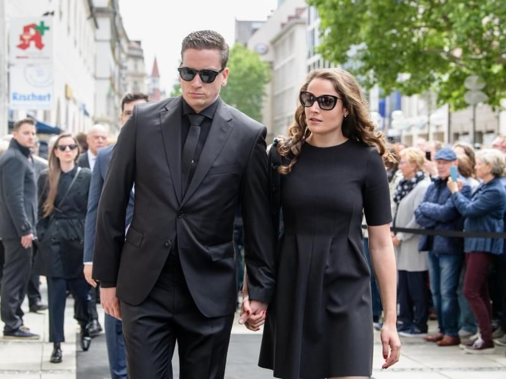 Dominik Elstner, der Sohn von Hannelore Elsner, brachte seine Freundin Michele Werner mit zur Trauerfeier für seine Mutter. Foto: Matthias Balk