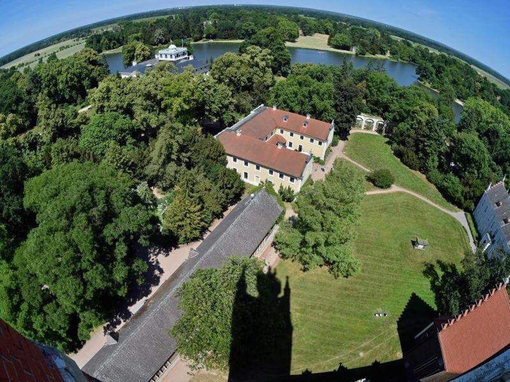 Das Piemonteser Bauernhaus im Wörlitzer Park ist fertig saniert. Foto: Hendrik Schmidt/Archiv