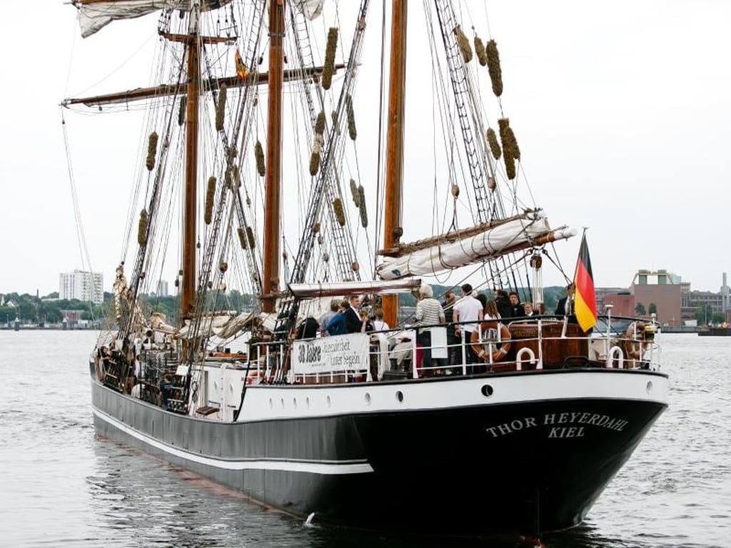 Das Segelschulschiff Thor Heyerdal auf der Innenförde beim Start der Kieler Woche. Foto: Frank Molter