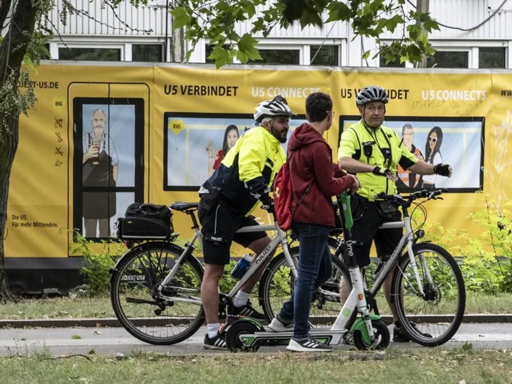 Polizeikontrolle: Viele Fahrer von E-Scootern sind angetrunken unterwegs. Foto: Paul Zinken