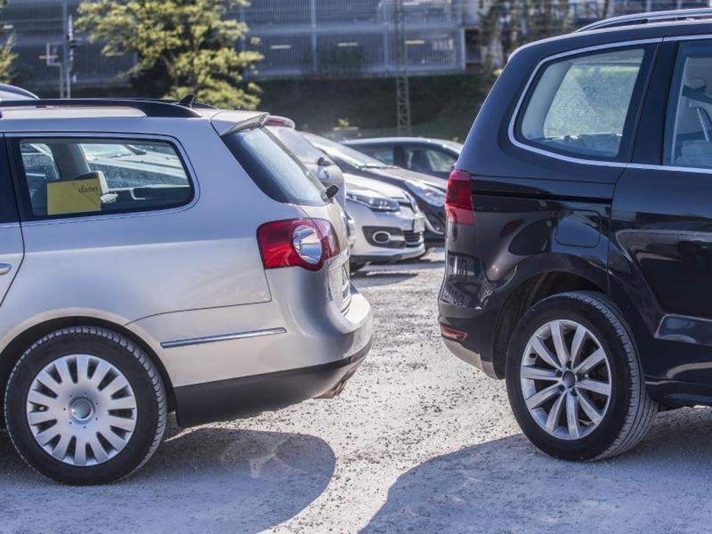 Vorsicht beim Rückwartsfahren: Selbst der schnelle Tritt auf die Bremse genügt nicht, um bei einem Unfall jede Schuld von sich zu weisen. Foto: obs/HUK-COBURG