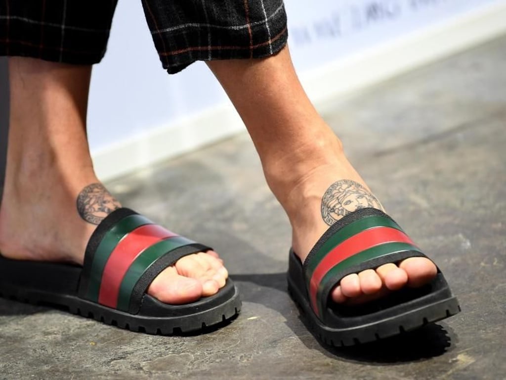 Badelatschen - ob sich dieser Trend durchsetzen wird, bleibt abzuwarten. Foto: Britta Pedersen