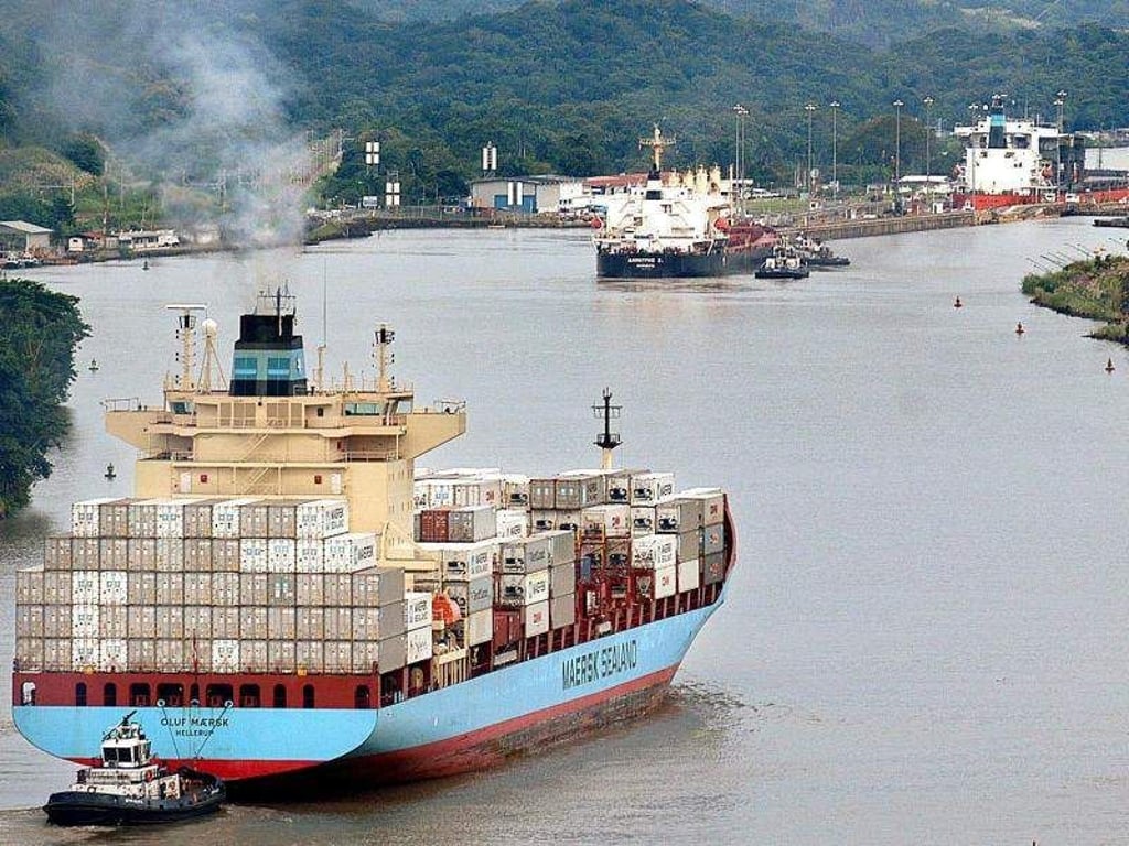 Containerschiff imm Panamakanal bei den Pedro Miguel-Schleusen in Panama-Stadt. Bei Erweiterungsarbeiten am Panamakanal wurden Überreste der ersten Affen Nordamerikas entdeckt. Foto: Alejandro Bolivar/Archiv