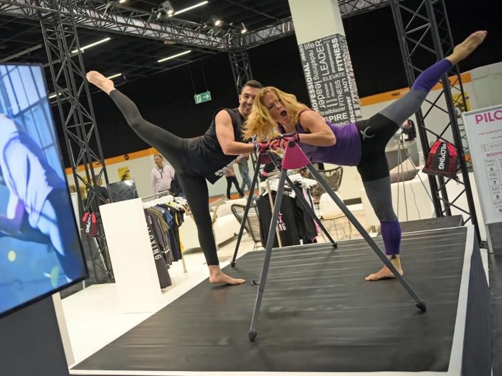 Zeig her deine Füße: Beim Piloxing Barree wird an einer Ballettstange trainiert. Foto: Henning Kaiser/dpa-tmn