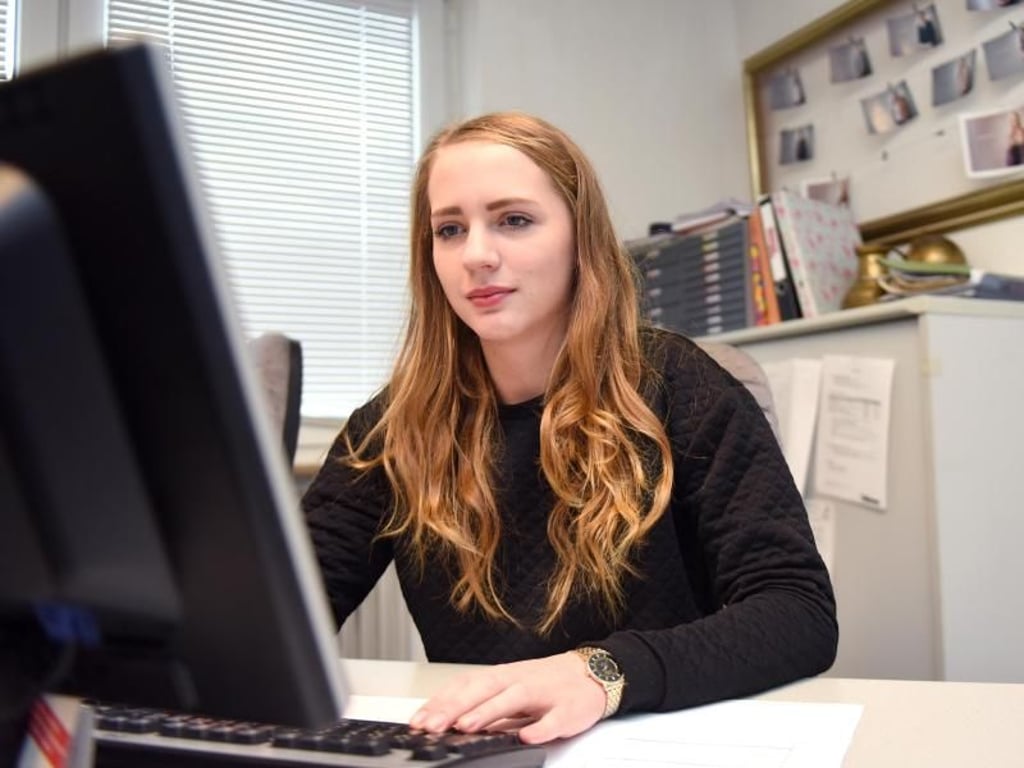 Maren ist ehrenamtliche Helferin im Beratungsprogramm U25. Die 18-Jährige beantwortet E-Mails von Jugendlichen, die sich mit Problemen an sie wenden. Foto: Caroline Seidel