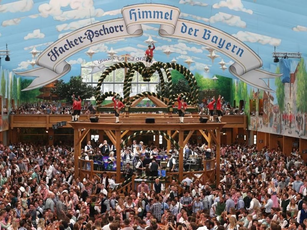 Wiesnbesucher drängen sich im Hackerzelt. Foto: Karl-Josef Hildenbrand/