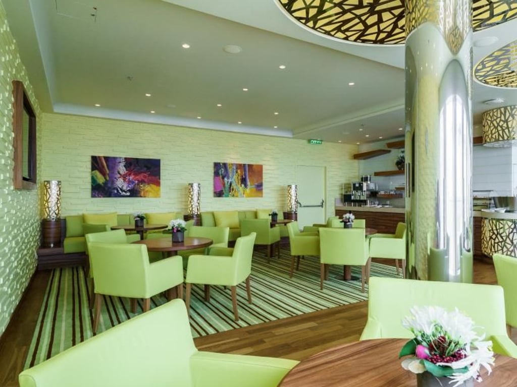 Lounge nur für Suiten-Gäste: Erste Ansätze für das Schiff-in-Schiff-Konzept auf der «Aida Prima». Foto: Aida Cruises