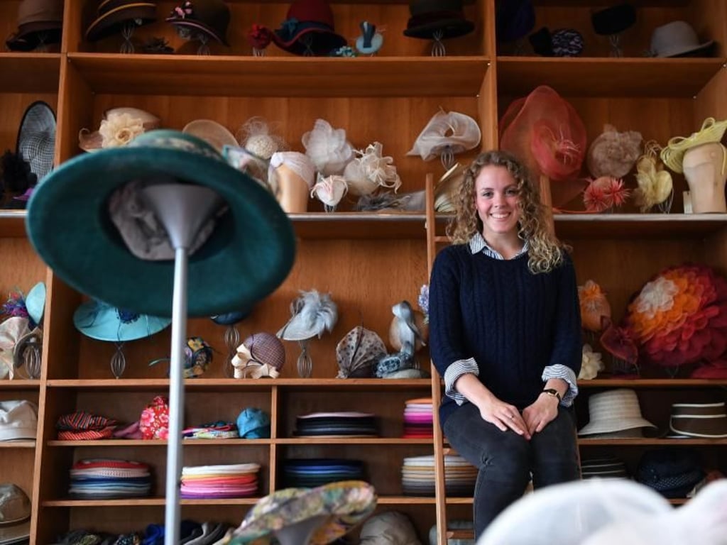 Nicht nur Bastelarbeit: Modisten wie Monique Stahl müssen auch Kunden beraten. Das fiel ihr zu Beginn der Ausbildung eher schwer, erzählt die 21-Jährige. Foto: Ina Fassbender