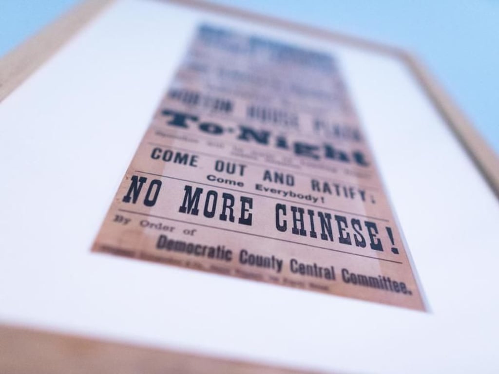 Das Flugblatt «Das demokratische chinesische Ausschlussgesetz» (1882) in der Ausstellung. Foto: Rolf Vennenbernd