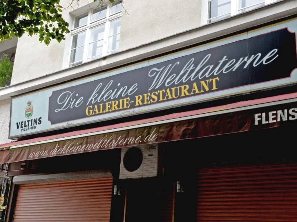 Erst Wohnhaus, jetzt Treffpunkt: Die Galerie-, Literatur- und inzwischen auch Jazz-Kneipe «Die kleine Weltlaterne» ist 1961 in das ehemalige Wohnhaus von Vladimir Nabokov eingezogen. Foto: Christina Peters