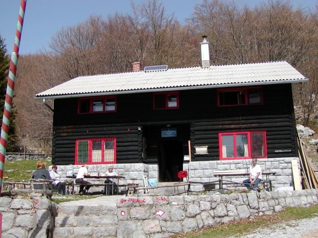 Besonders urig: Die Alan-Hütte hat keinen Strom. Foto: Croatian Mountaineering Association