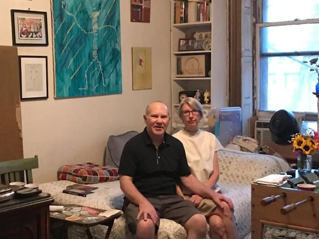 Ed Hamilton (l) und Debbie Martin wohnen zur Dauermiete im Chelsea Hotel. Foto: Christina Horsten