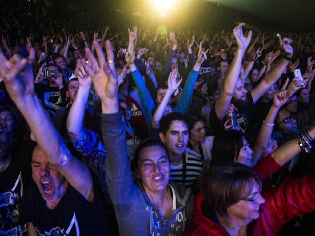 Begeisterte Fans beim ausverkauften Konzert der Scorpions in Paris. Foto: Etienne Laurent