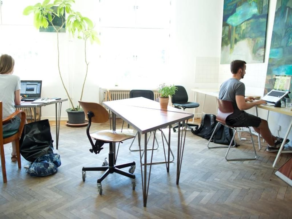 Coworking im Agora Collective: Fast 70 Personen haben in dem Haus im Neuköllner Mittelweg einen Arbeitsplatz gefunden. Foto: Jörg Carstensen