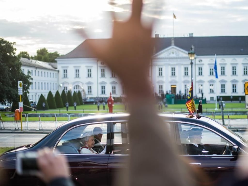 2. Platz Kultur & Entertainment: Lukas Schulze. Königin Elizabeth II. und Prinz Philip vor dem Schloss Bellevue. Foto: Lukas Schulze