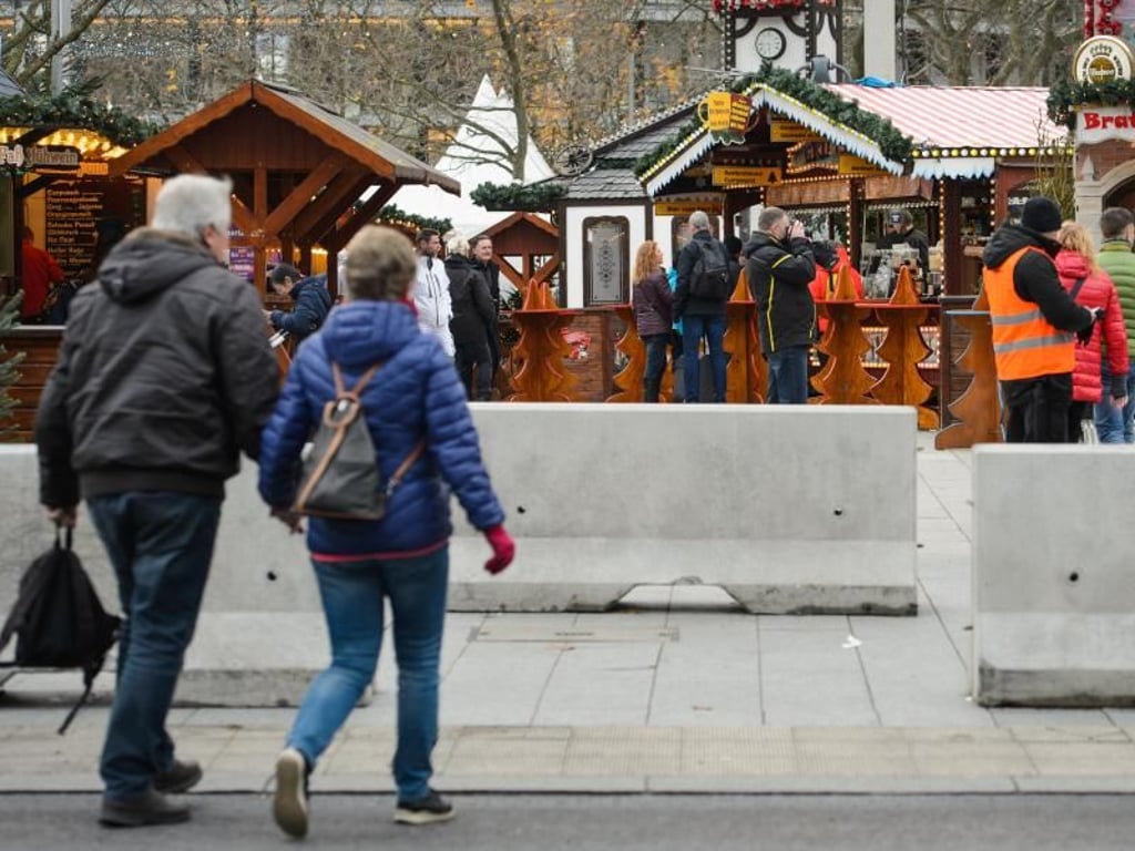 Rund um den Platz wurden Betonbarrieren aufgestellt. Foto: Gregor Fischer