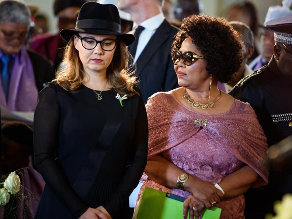 Michelle Müntefering (l), Parlamentarische Staatssekretärin im AA, und Katrina Hanse-Himarwa, Ministerin für Bildung in Namibia, beim Gottesdienst. Foto: Gregor Fischer